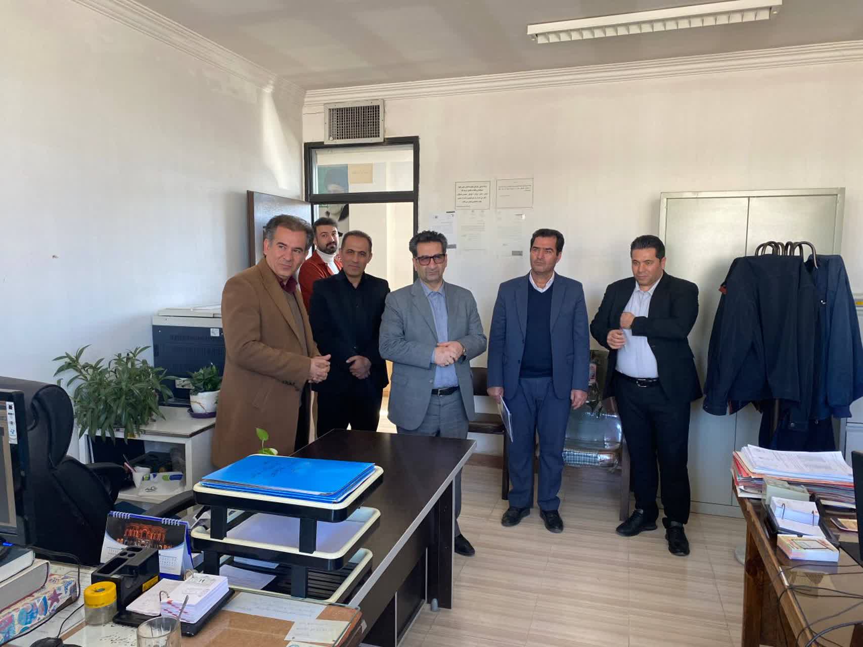 فرماندار میاندوآب باهدف ارزیابی عملکرد، نحوه خدمات رسانی و تکریم ارباب رجوع بصورت سرزده از اداره تعاون روستایی بازدید کرد