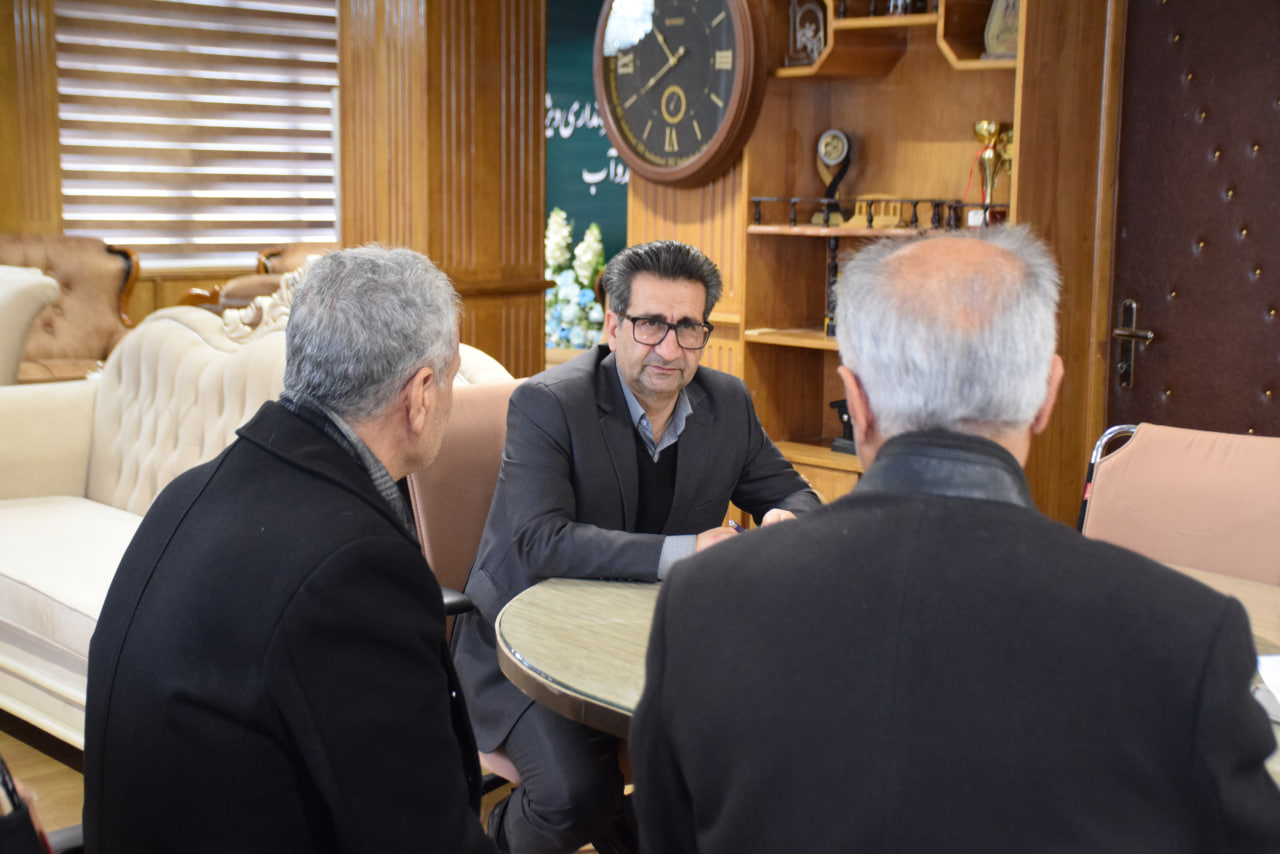 امیر تیموری، معاون استاندار و فرماندار ویژه میاندوآب در ادامه دیدارهای مردمی خود صبح امروز با شماری از شهروندان به صورت چهرهبهچهره دیدار و گفتگو کرد.
