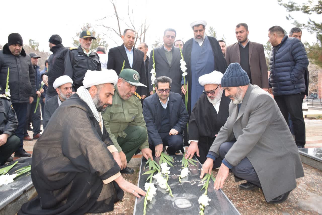 تجدید میثاق مسئولان شهرستان میاندوآب با شهدا در اولین روز از ایام گرامیداشت دهه فجر