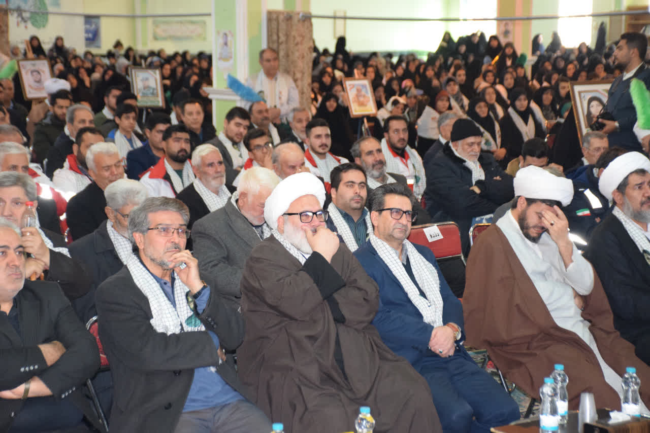 اجلاسیه نهایی 850 شهید شهرستان میاندوآب در راستای دومین کنگره ملی 12هزار شهید آذربایجانغربی در مصلای امام خمینی (ره) میاندوآب برگزار شد.